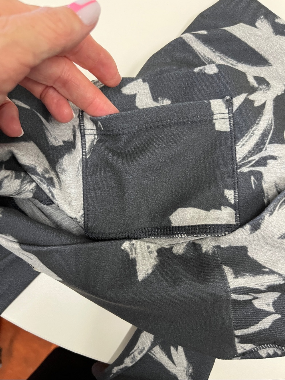 Vuori Black & Light Gray Floral Active Leggings Size Small (?) - Picture 4 of 5